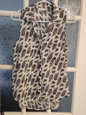 Kenar Sleeveless Feather-Print Button Front Blouse - White & Black